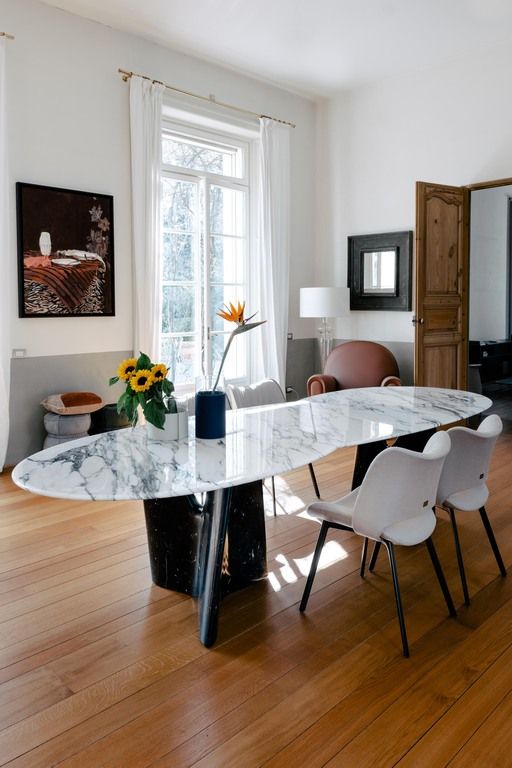 Infinitamente dining table