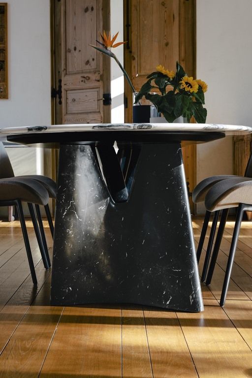 Infinitamente dining table