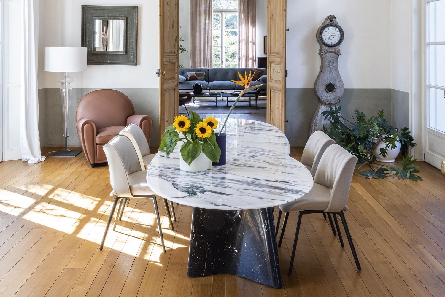 Infinitamente dining table