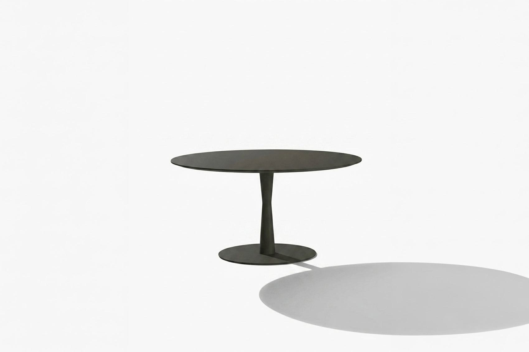 Flute dining table dia. 1250