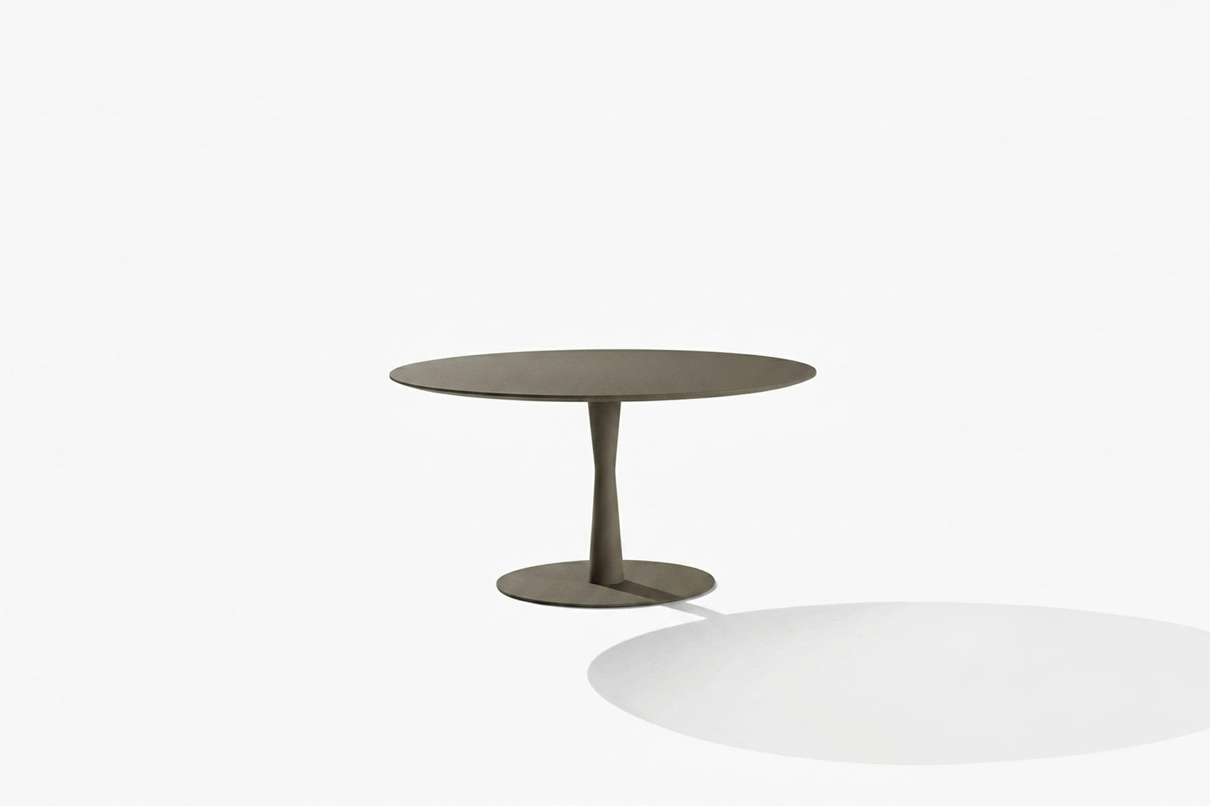 Flute dining table dia. 900