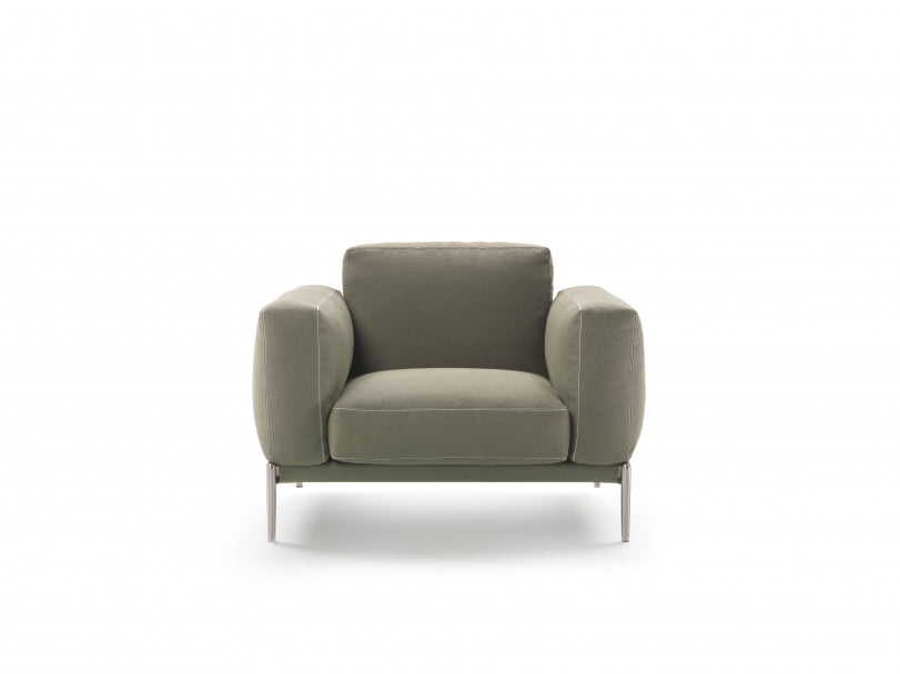 Romeo compact armchair