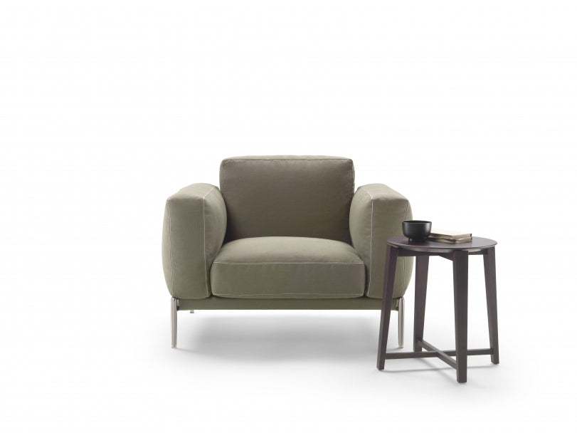 Romeo compact armchair
