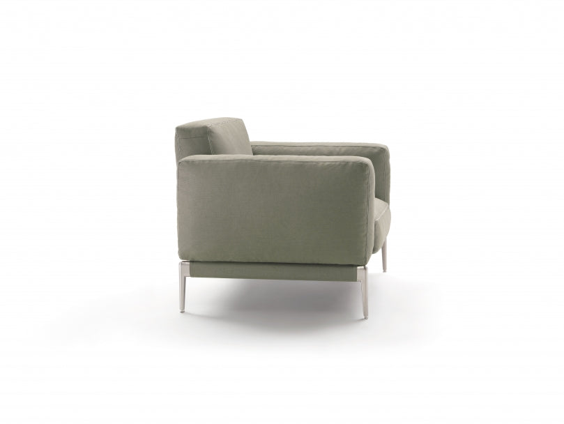 Romeo compact armchair